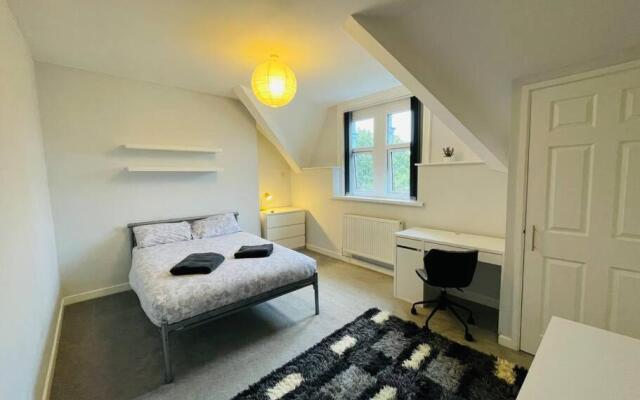 Modern 6 bedroom 5 min walk to beach & restaurants