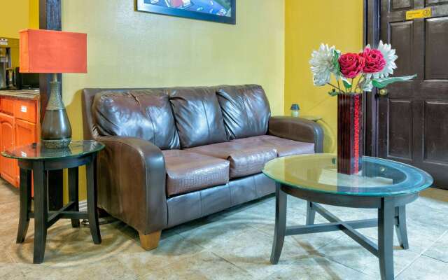 Howard Johnson by Wyndham San Marcos