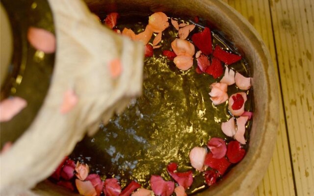 Shangri La E outfitting Hostel