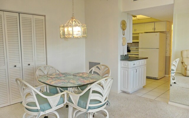 Cozy Beachfront Condo With Pool and Ocean Views