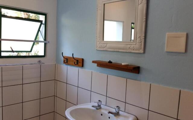 Buccaneers Lodge & Backpackers