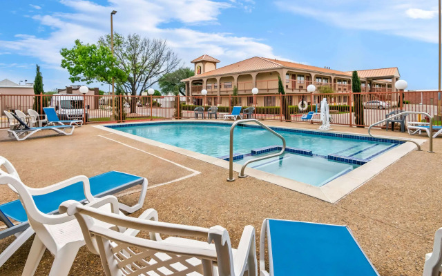 Super 8 by Wyndham Grand Prairie Southwest