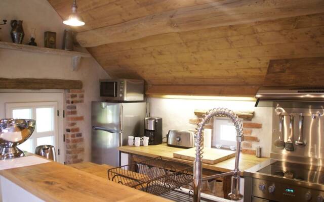 Unique Holiday Home With Pool in Combreux Centre