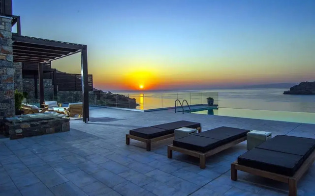 Beach Access 5 Bedroom Villa