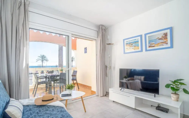 Beachfront Stay With Sea Views & Wi-fi