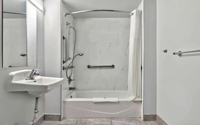 Motel 6 Plano, TX - Plano Northeast