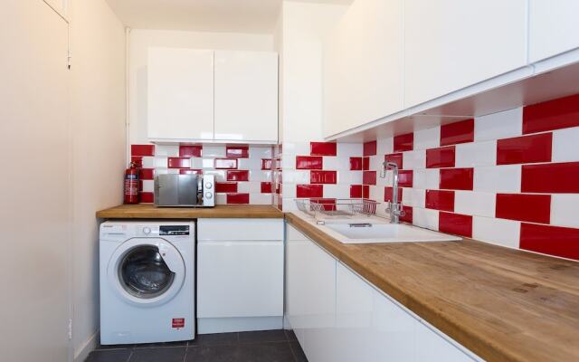 4 Bedroom Apartment in Shepherd's Bush Accommodates 10