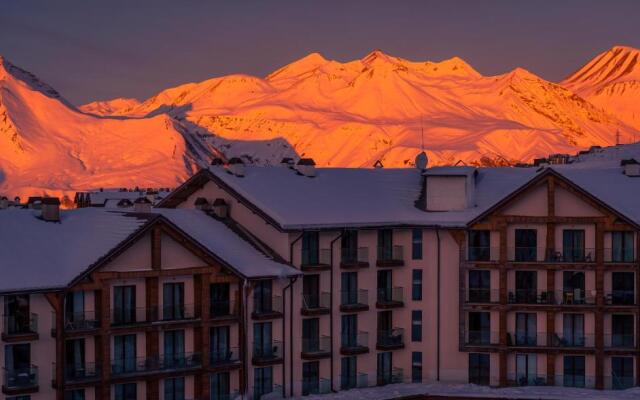 Touch the Mountains Twins Hotel New Gudauri