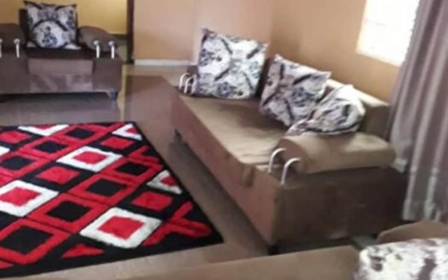 A & J Holiday Suites