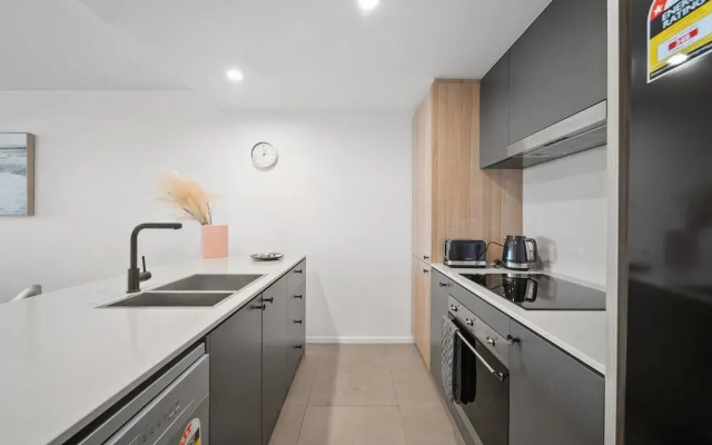 Sleek 2-bed Apartment With Rooftop Garden Access
