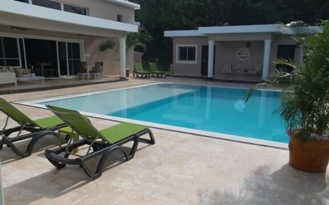 New six bedroom with BBQ and large pool