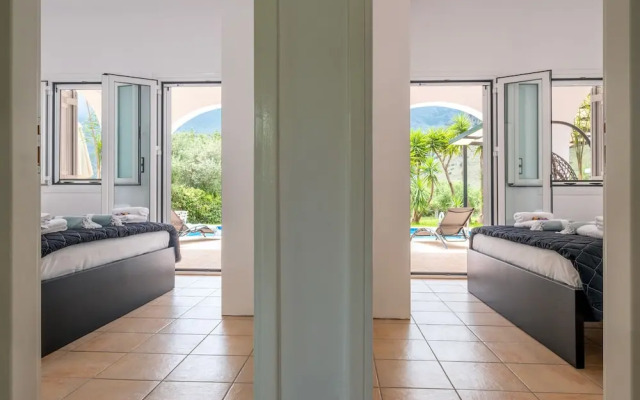 Kournas-sleeps8-parking-garden-pool-petfriendly