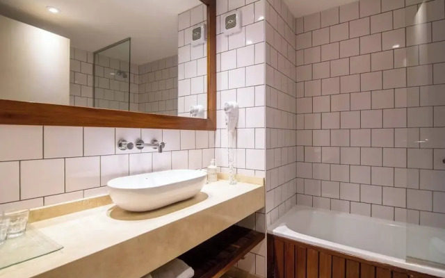 High End Spacious Studio in Soho T105