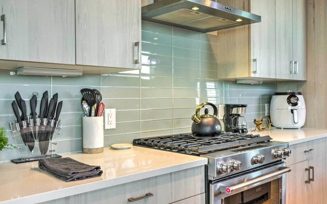 Luxe Denver Townhome: Hot Tub + City Views!