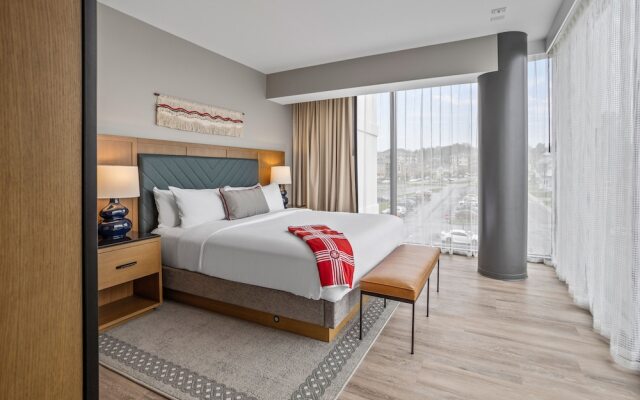 The Highlander at Radford, Tapestry Collection by Hilton