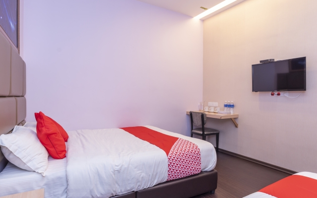 OYO 89423 Zenz Hotel