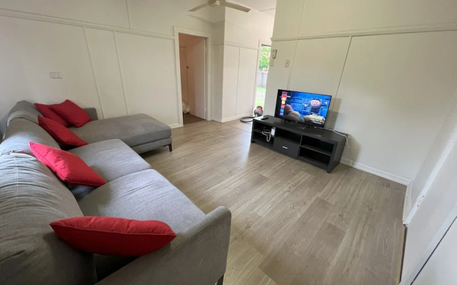 Pet Friendly 2 Bedroom Cottage with Yard – Guest Rooms – Grafton