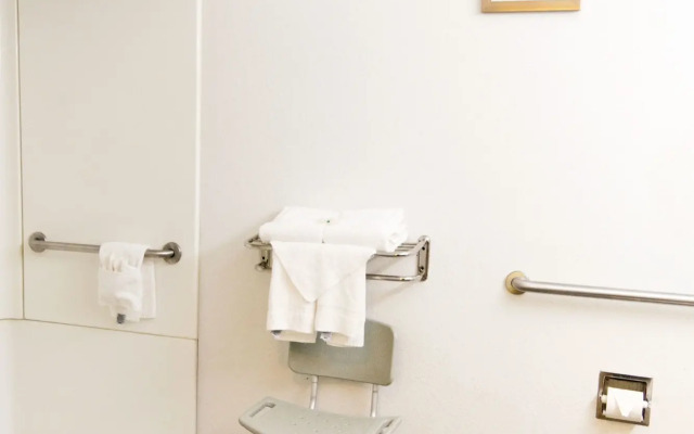 Quality Inn Alexis Rd