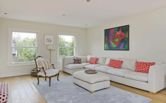 Spacious 3-bedroom Apartment in Earls Court