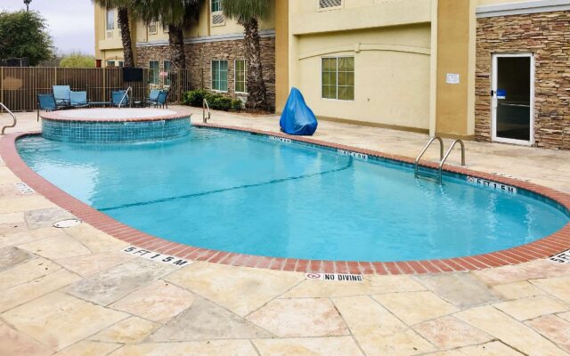 Comfort Inn and Suites Near Six Flags and Medical Center