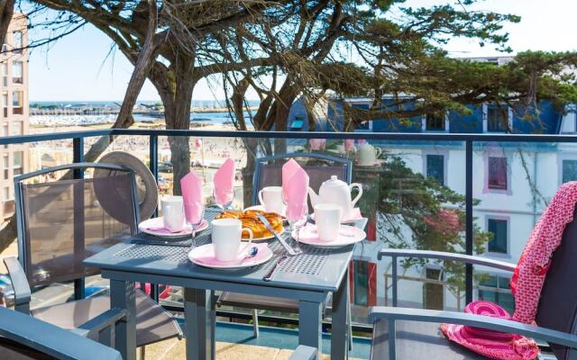 Comfortable apartment with a balcony near the beach