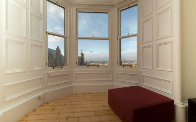 Spacious 1BR Flat With View in Edinburgh -sleeps 4