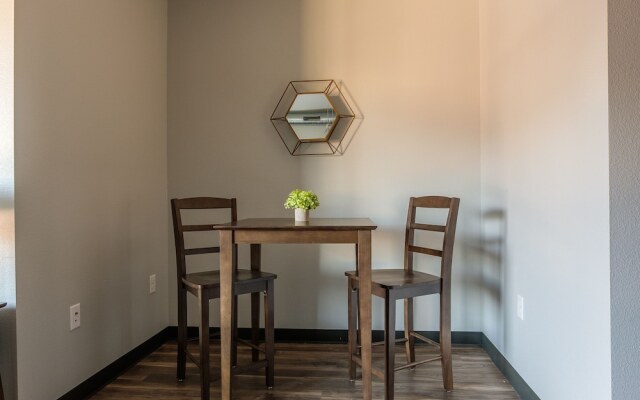 Sculpture Park Apts by Frondesk