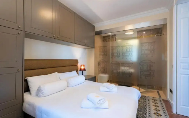 Square and Sea Views - 1 BR With Ensuite