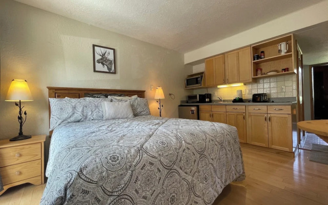 Four Oclock Lodge B06