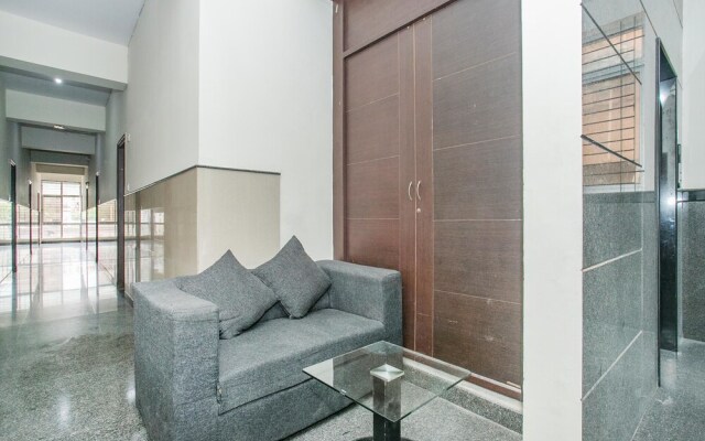 OYO 15711 Athiti Residency