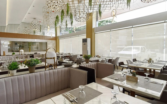 J7 Plaza Hotel