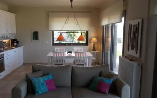 Skaloma Villas Art 1