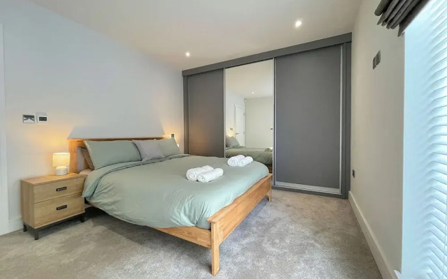 Modern and Sleek 2 Bed Apartment