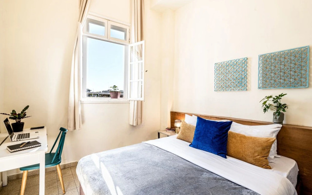 Pink & Blondie ApartHotel - by Loginn