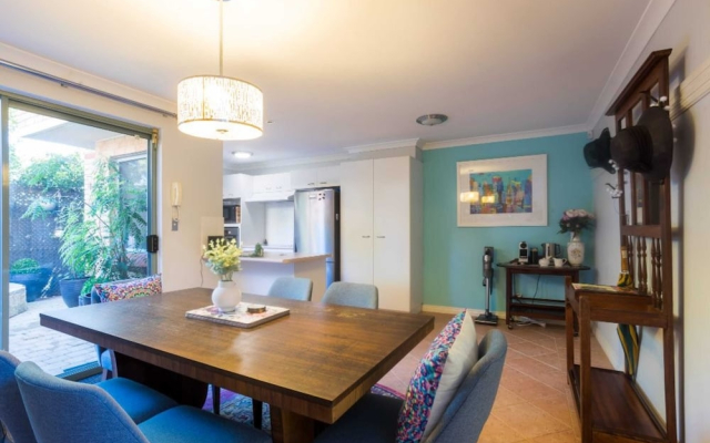 Character 3 Bedroom Home With Pool and Balcony, Maylands