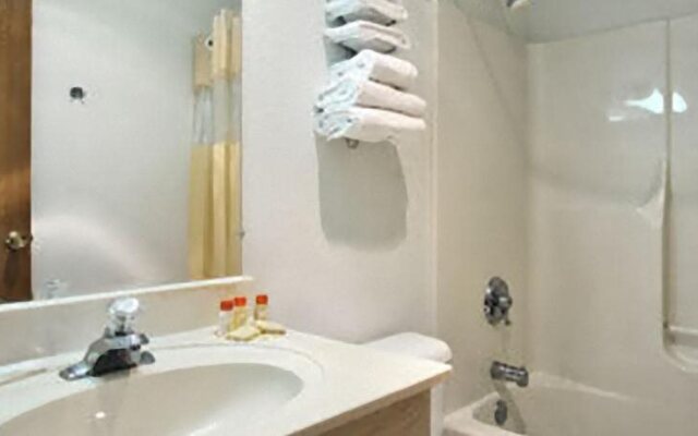 Travelodge by Wyndham Waukegan Gurnee