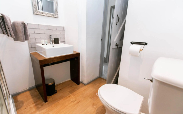 Spacious, Quiet and Central Apartment With Parking