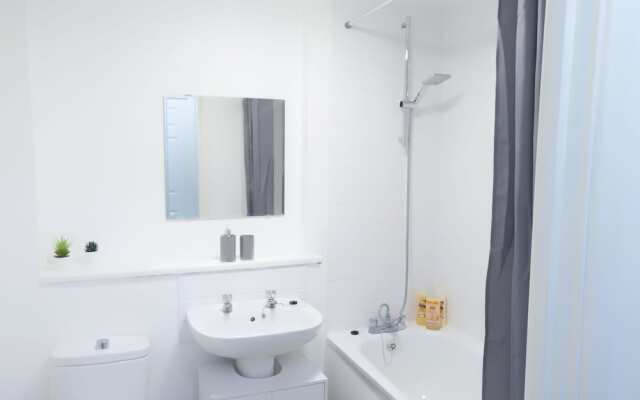 Central Apartment With Free Parking - By Doze