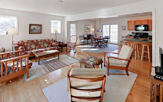 79 Middle Rd Home 3 Bedrooms 2.5 Bathrooms Home