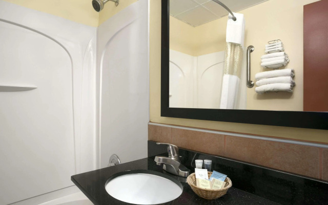 Travelodge by Wyndham Cleveland Lakewood