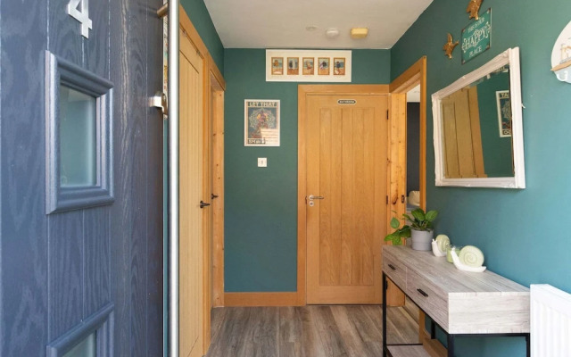 Coastal Retreat With Hot Tub Walk to Beach