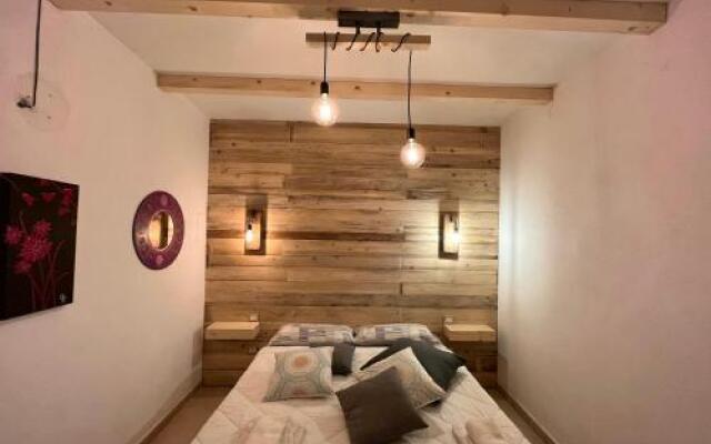 Iknos Guest House
