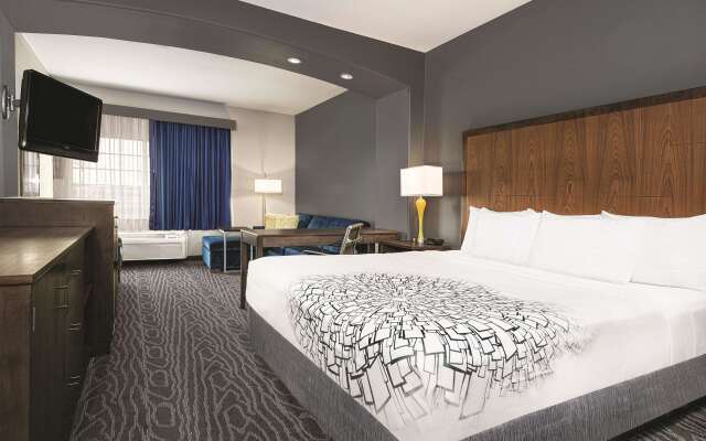 La Quinta Inn & Suites by Wyndham Mercedes Outlet Mall