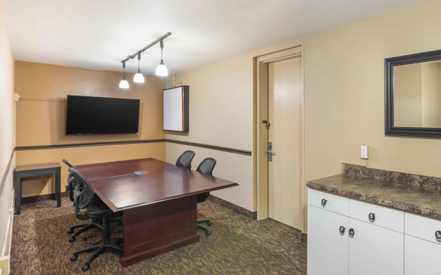 Extended Stay America Suites Milwaukee Brookfield