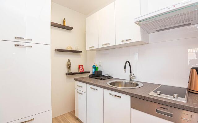 Nice Apartment in Brodarica With Wifi and 1 Bedrooms