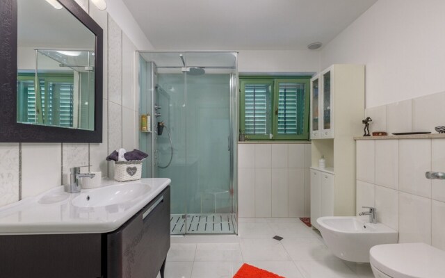 Amazing Pool & Whirlpool Villa Mirna