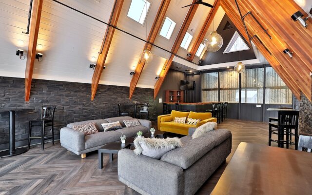 Rent An Inn! Takeover The Birch Ridge W/ Your Group. Mountain Lodge: 11 Rooms, Bar, Fireplace. 28ppl 11 Bedroom Home