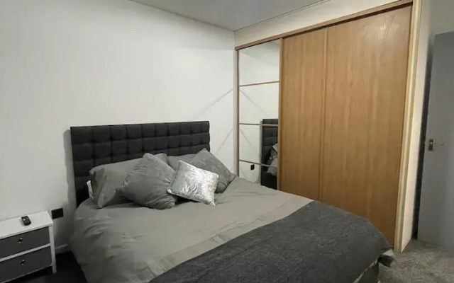 Cosy Cardiff Apartment Near City Centre