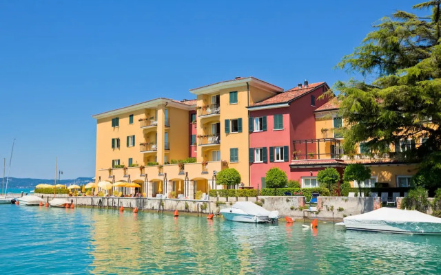 Yellow Apartment Desenzano With Smart TV