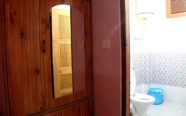 Bro's Backpacker's Fraternity House